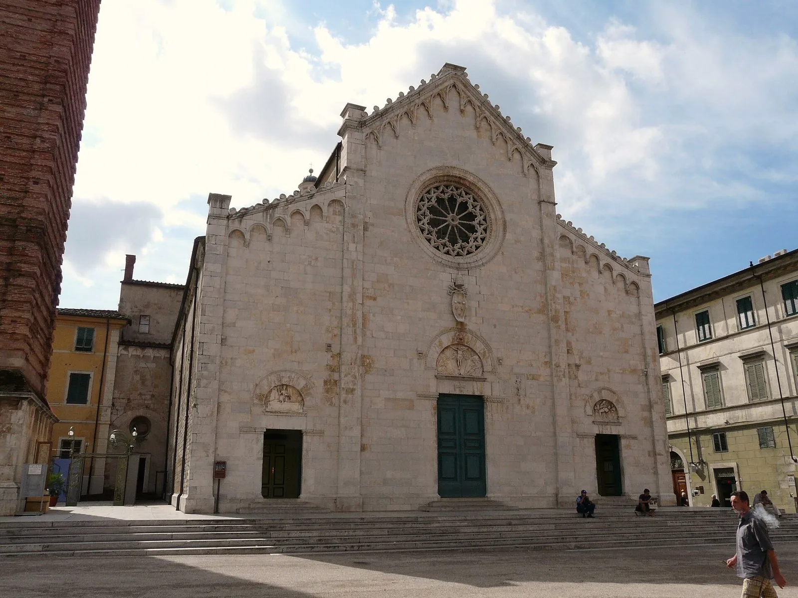 Facciata in marmo bianco del Duomo di San Martino con il rosone, affacciata su Piazza del Duomo a Pietrasanta